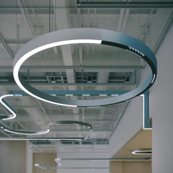 LED-Leuchtenbogen an der Decke eines professionellen Innenraums